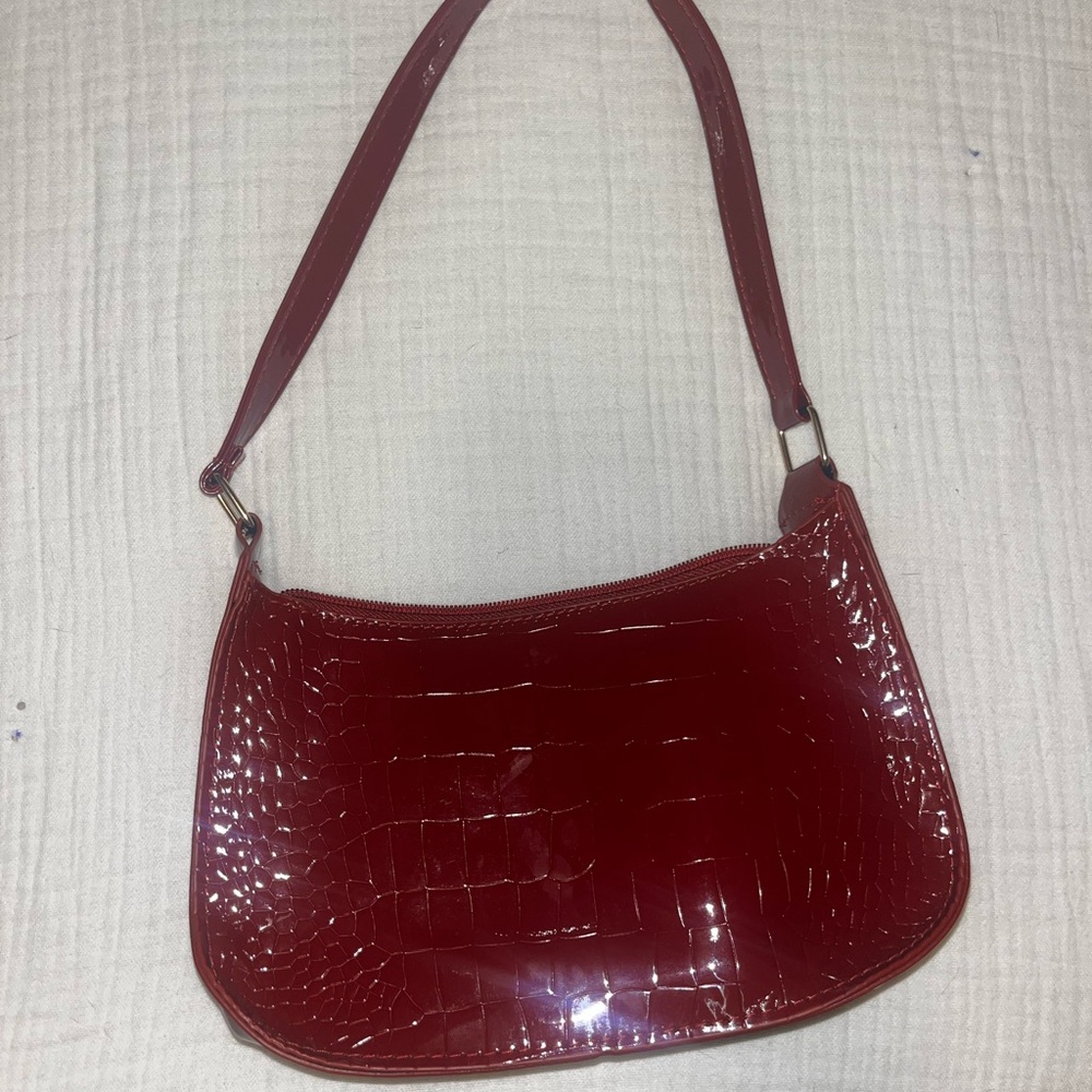 Chic Red Crocodile-Patterned Shoulder Bag